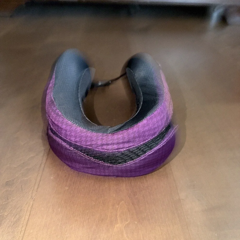 Cabeau Long Haul Flight Cooling Travel Neck Pillow Evolution Cool Purple Used